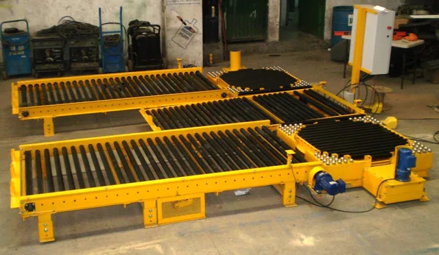 Transportador de rodillos con mesa de transferencia