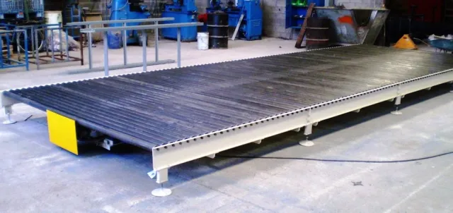 Transportador de rodillos con guías laterales