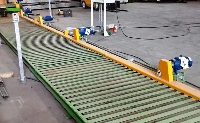 Transportador de rodillos en planta industrial